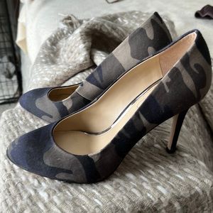 JESSICA SIMPSON Super cute Camo Heels